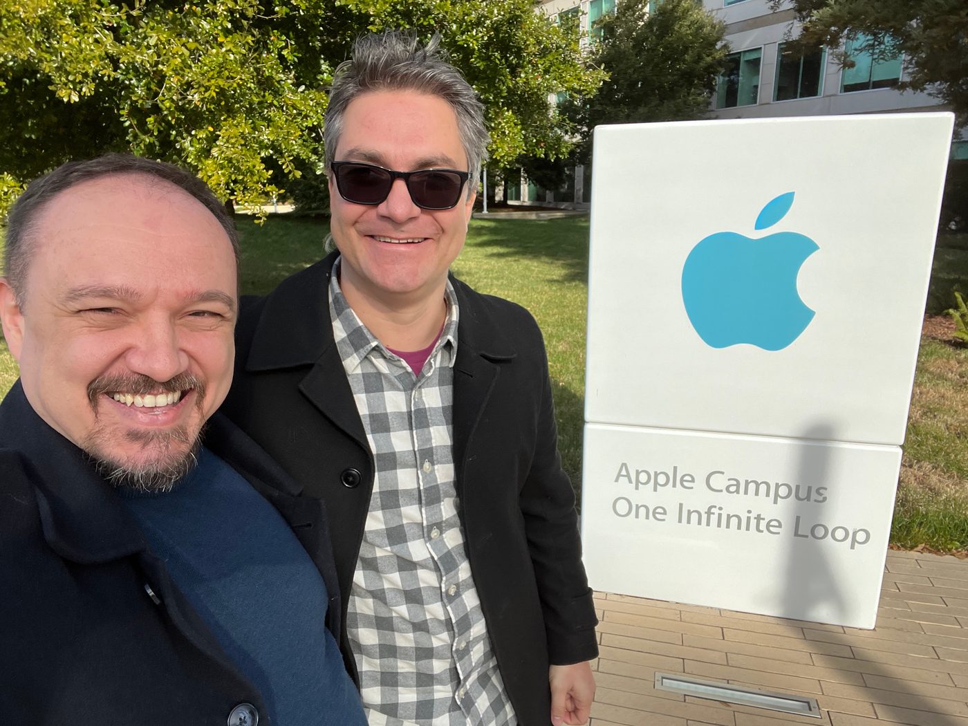Apple One Infinite Loop kampüsünde, ODTÜ'den sınıf arkadaşımla