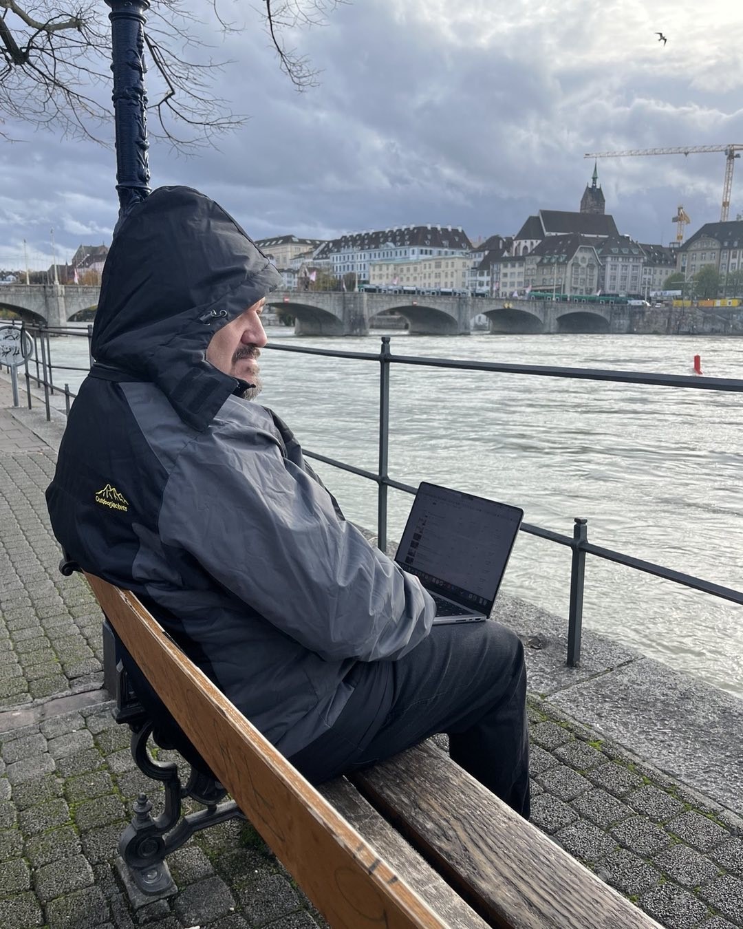 Basel, Rhine kıyısında dizüstü bilgisayarla çalışırken