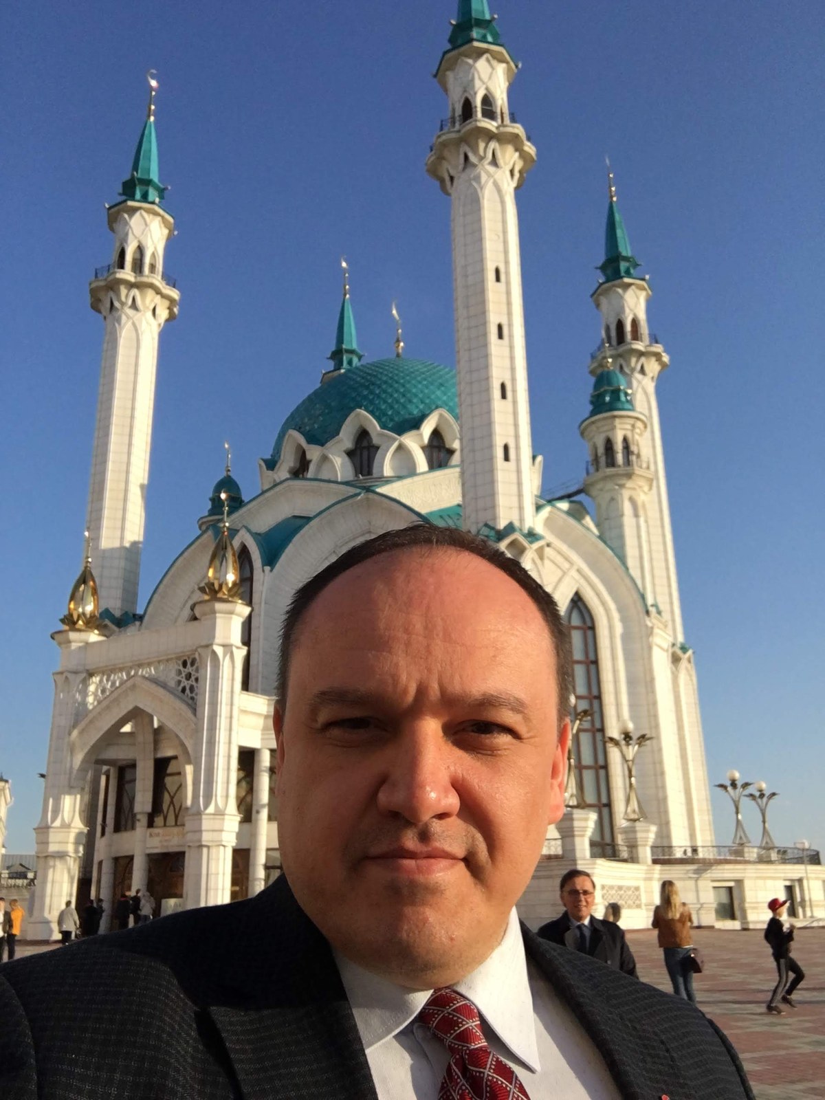 Kul Şerif Camisi önünde